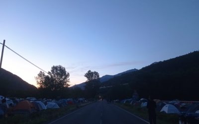 DI LÀ DA LA STRADA