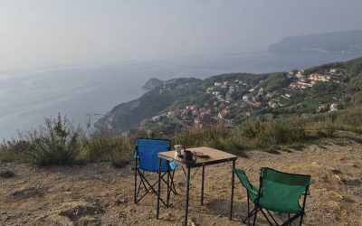 STRINGO LE MASCELLE TRA I DENTI